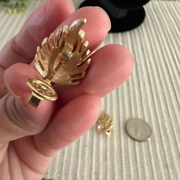 Crown‎ Trifari Vintage Gold Tone Clip Earrings Chunky Elegant Classic - Picture 7 of 7